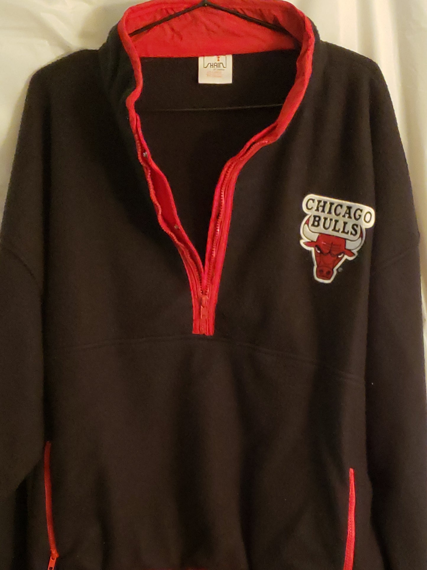 BLACK SWEATER WITH CHICAGO BULLS LOGO