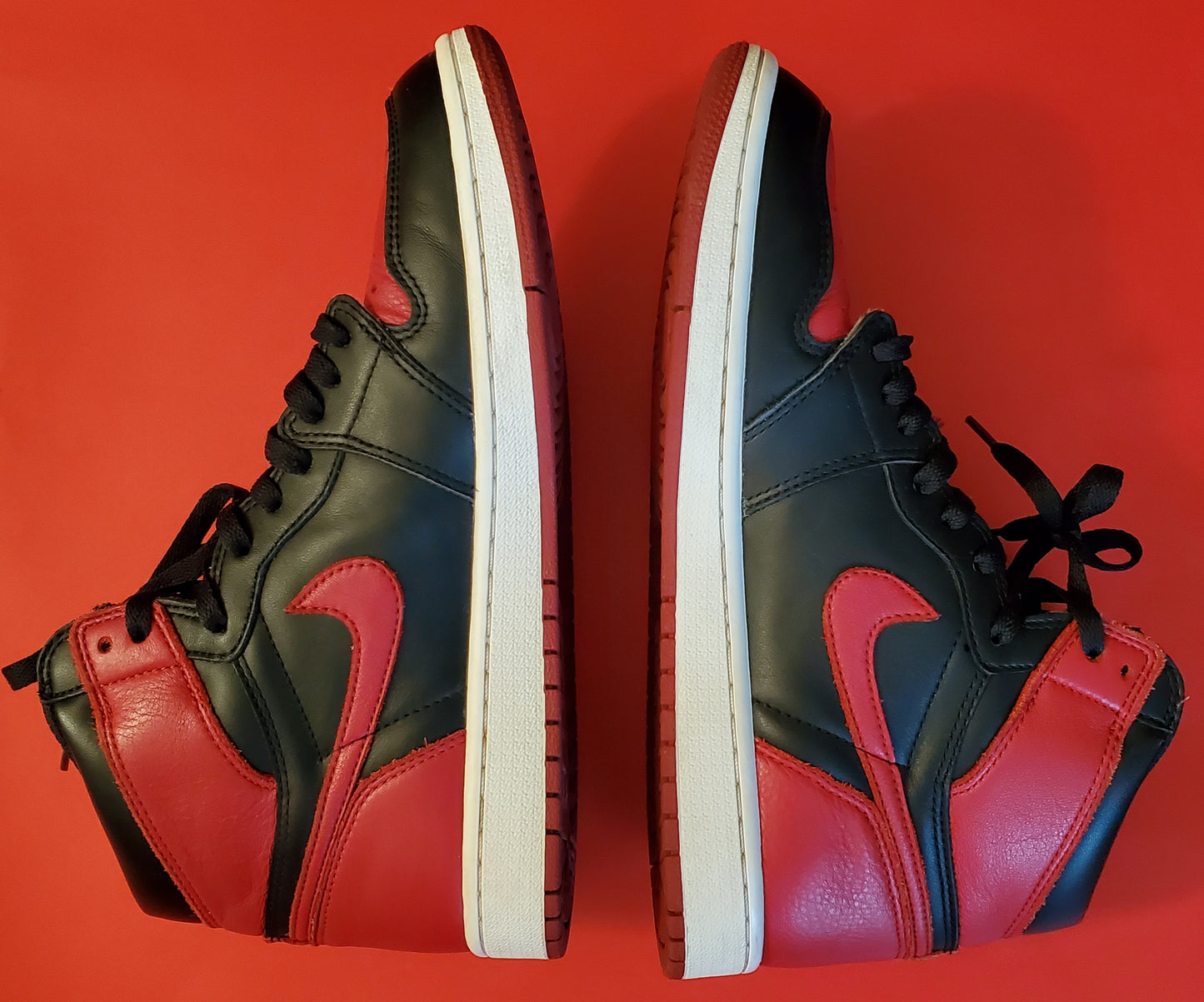 Air Jordan Retro 1 Bred Sneakers (VINTAGE-RARE)
